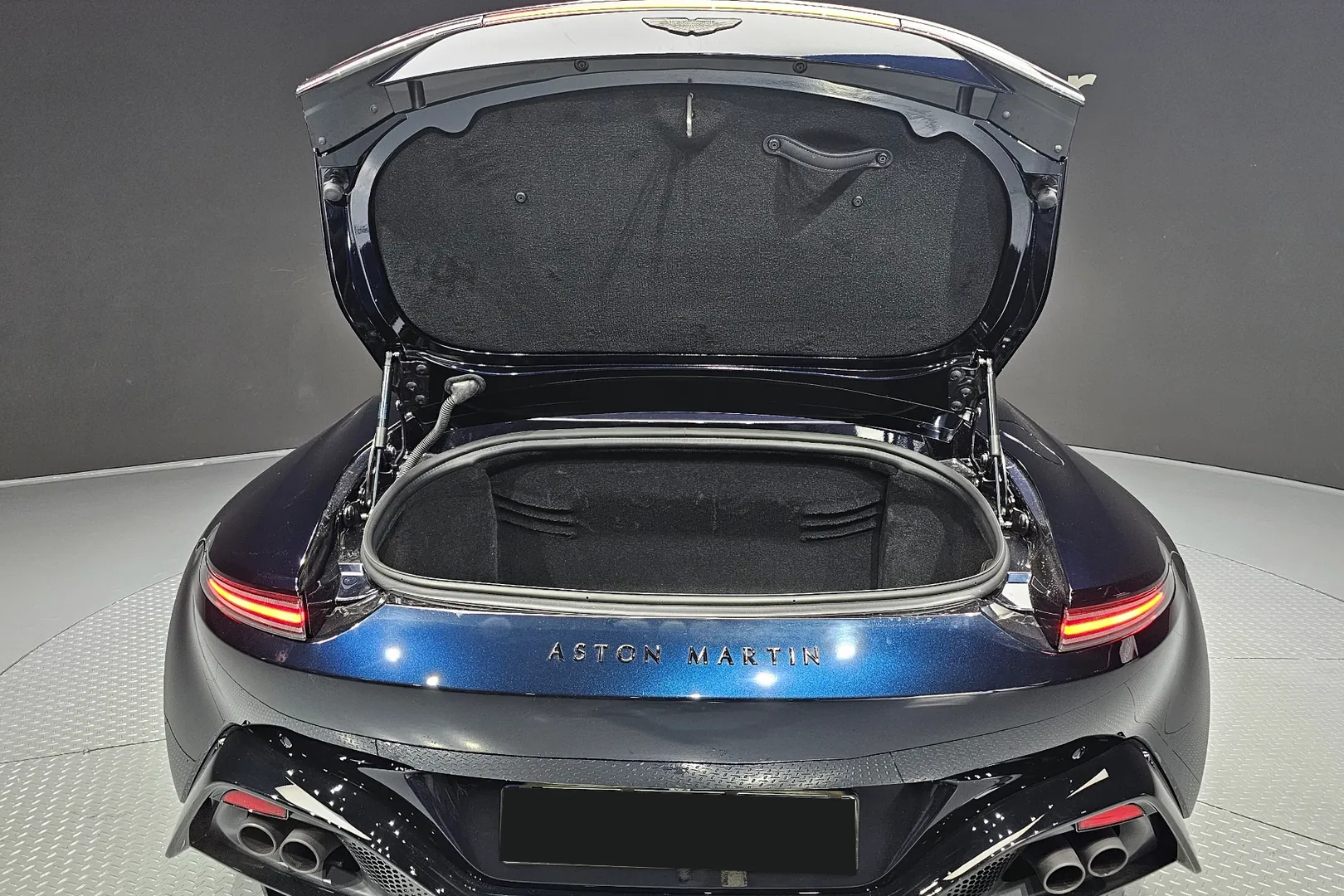 Новый Aston Martin Vantage 2023 4.0 л 503 л.с Бензин: Задний привод, Чёрный, коробка — Автомат, привезён из Великобритания, доставка по регионам