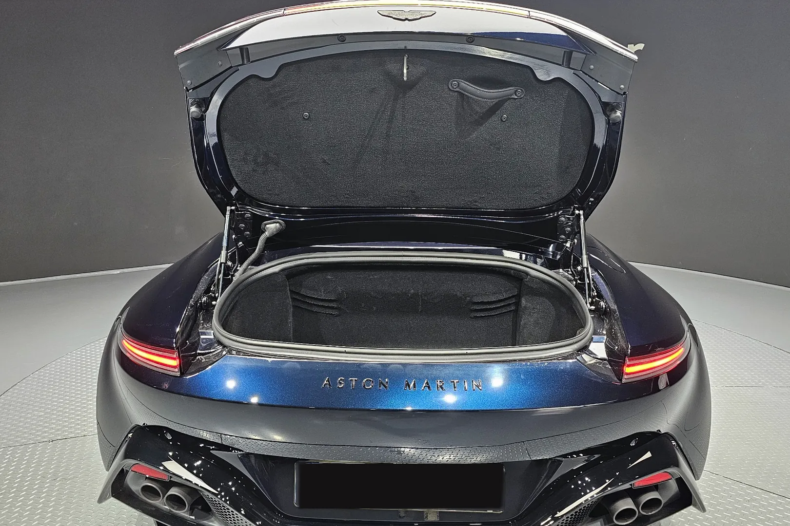 Aston Martin Vantage 2023 4.0 л 510 л.с Бензин в продаже: Чёрный, Автомат, Задний привод, страна-производитель — Великобритания, доставка по РФ