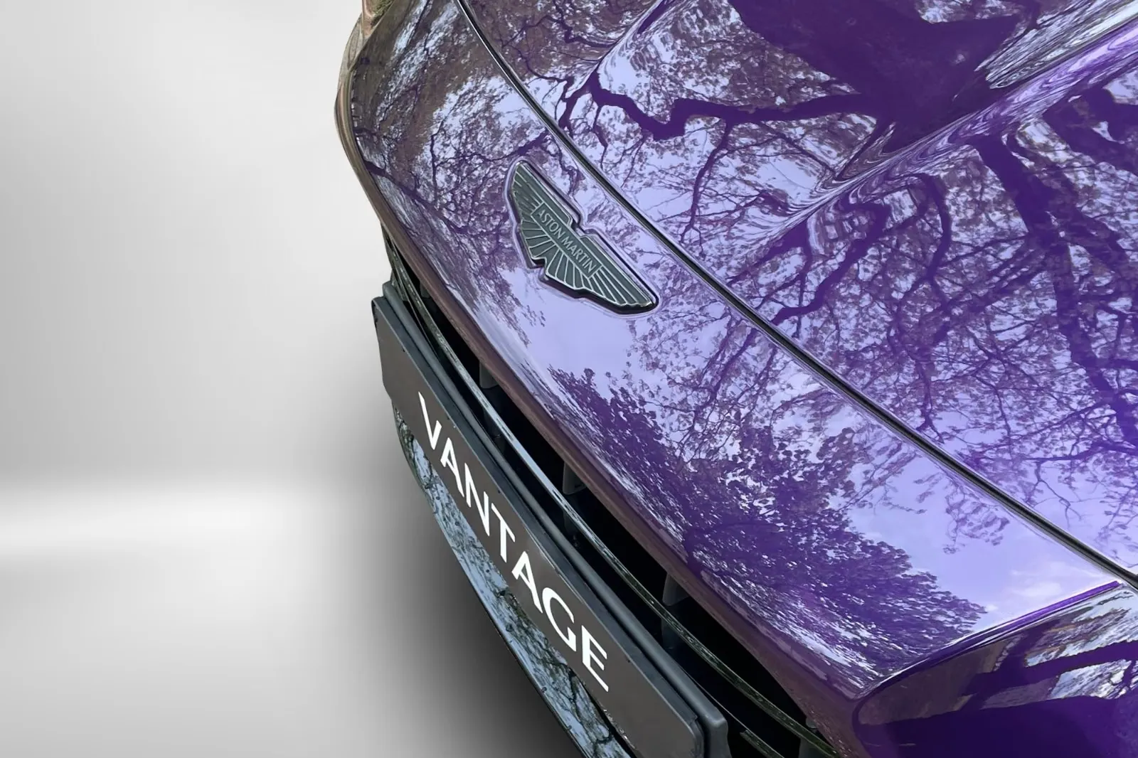 Заказать Aston Martin Vantage V8 Coupe 2026 4.0 л 665 л.с Бензин с пробегом 50 км, Автомат, Задний привод, цвет Фиолетовый, поставка из Германия, доставка по РФ Vantage V8 Coupe - фото 3