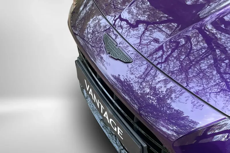 Заказать Aston Martin Vantage V8 Coupe 2026 4.0 л 665 л.с Бензин с пробегом 50 км, Автомат, Задний привод, цвет Фиолетовый, поставка из Германия, доставка по РФ Vantage V8 Coupe - фото 3