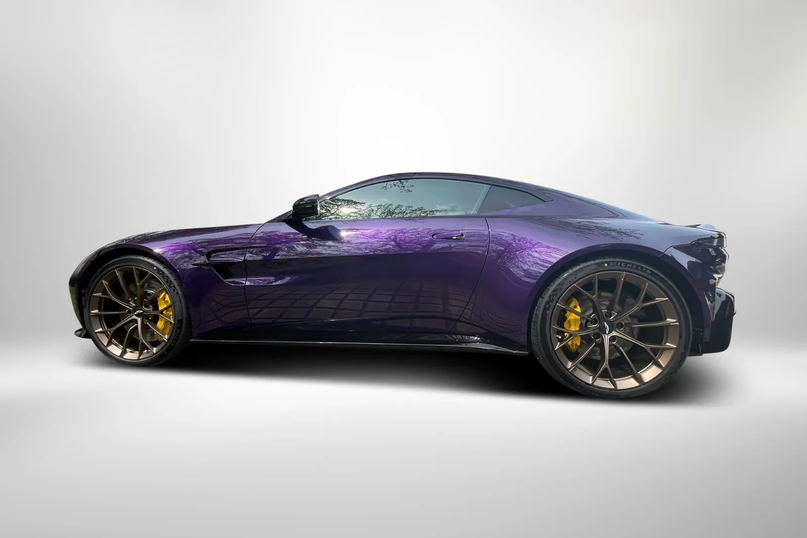Aston Martin Vantage V8 Coupe 2026 4.0 л 665 л.с Бензин в продаже: Фиолетовый, Автомат, Задний привод, страна-производитель — Германия, доставка по РФ, фото 4