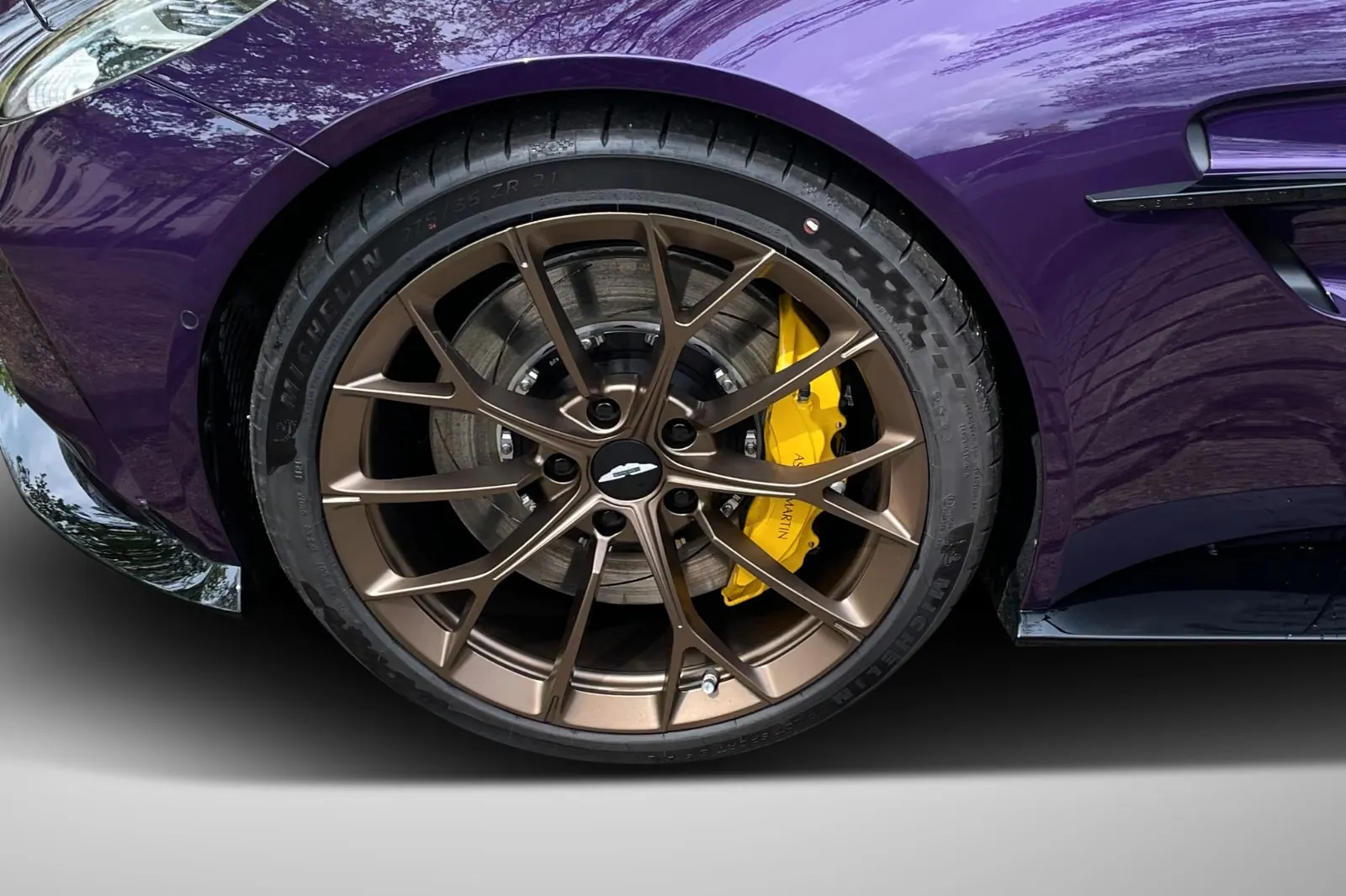 Автомобиль Aston Martin Vantage V8 Coupe 2026 4.0 л 665 л.с Бензин, Фиолетовый, пробег 50 км, производство — Германия, доставка по РФ, фото 9