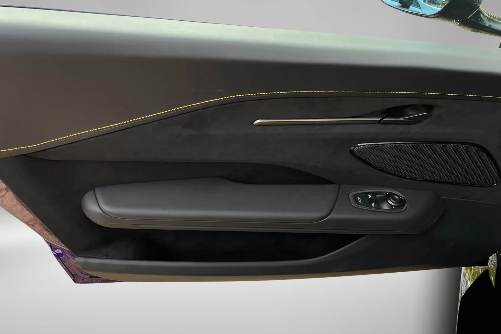 Новый Aston Martin Vantage V8 Coupe 2026 4.0 л 665 л.с Бензин в кузове Фиолетовый, коробка — Автомат, привод — Задний привод, страна производства — Германия, фото 12