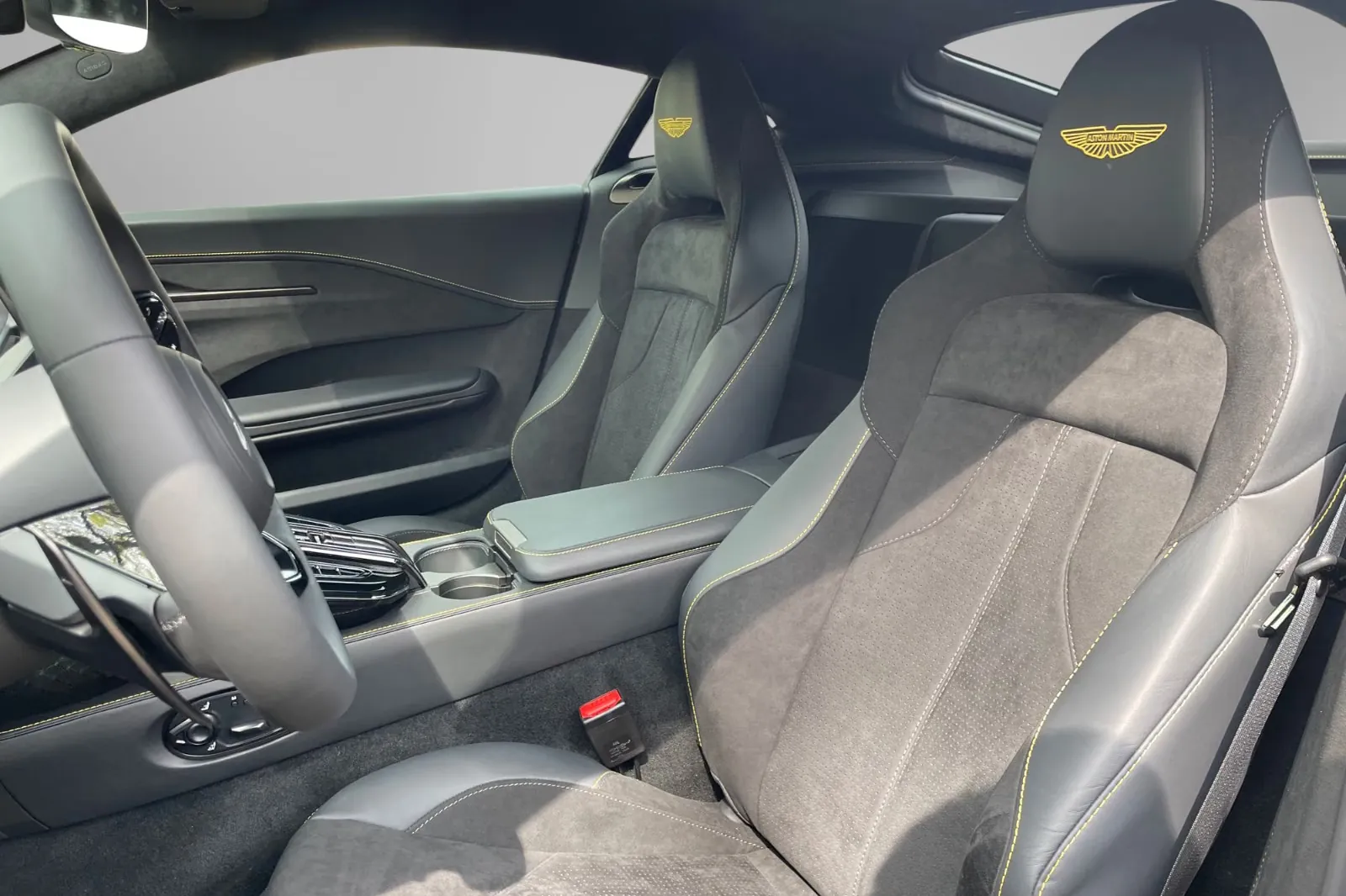 Aston Martin Vantage V8 Coupe 2026 4.0 л 665 л.с Бензин, пробег 50 км, Фиолетовый, Задний привод, Автомат, авто из Германия, доставка по РФ, фото 11