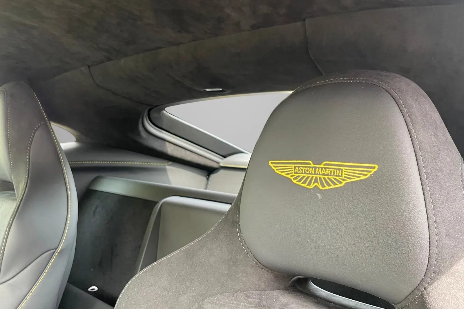 Купить Aston Martin Vantage V8 Coupe 2026 4.0 л 665 л.с Бензин с минимальным пробегом 50 км, Фиолетовый, доставим из Германия в любой город РФ, фото 13