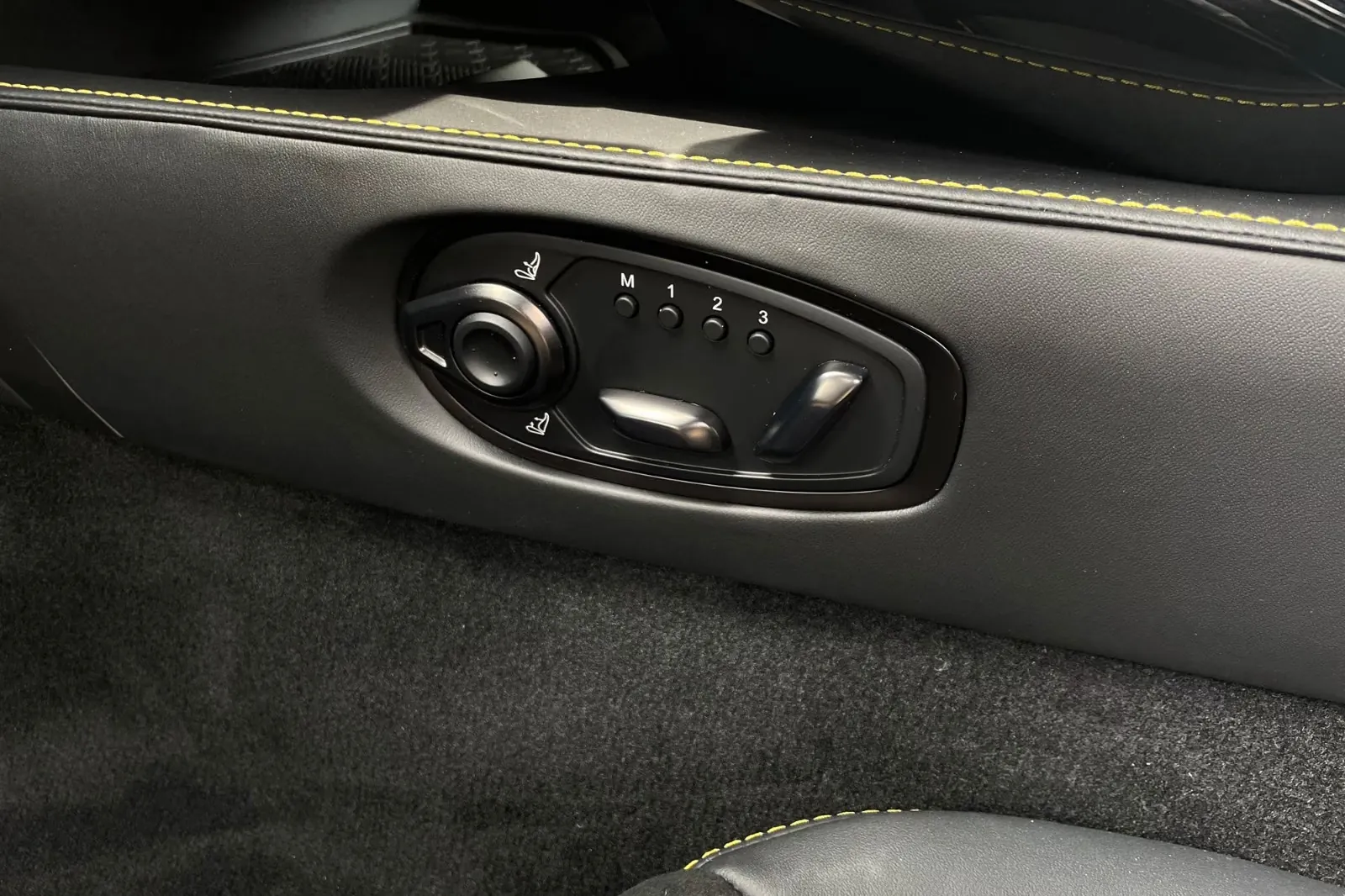 Оформить заказ на Aston Martin Vantage V8 Coupe 2026 4.0 л 665 л.с Бензин, коробка: Автомат, привод: Задний привод, доставка по России, салон в Москве, фото 14
