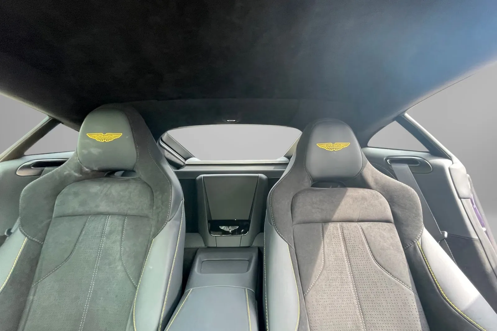 Доставка по РФ: Aston Martin Vantage V8 Coupe 2026 4.0 л 665 л.с Бензин, Фиолетовый, пробег 50 км, Задний привод, Автомат, осмотр возможен в Москве, фото 17