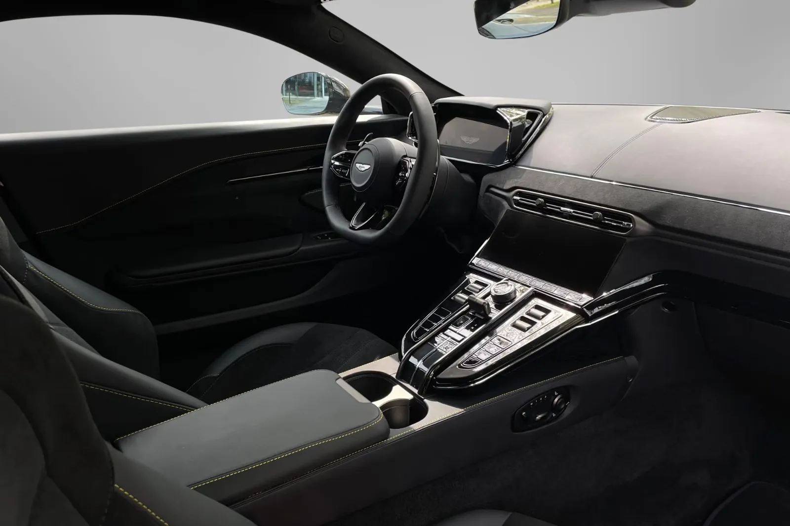 Купить Aston Martin Vantage V8 Coupe 2026 4.0 л 665 л.с Бензин с доставкой: пробег 50 км, Фиолетовый, Автомат, Задний привод, поставка из Германия, фото 20