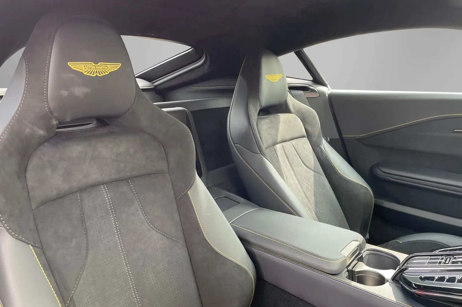 Aston Martin Vantage V8 Coupe 2026, фиолетовый, фото 21