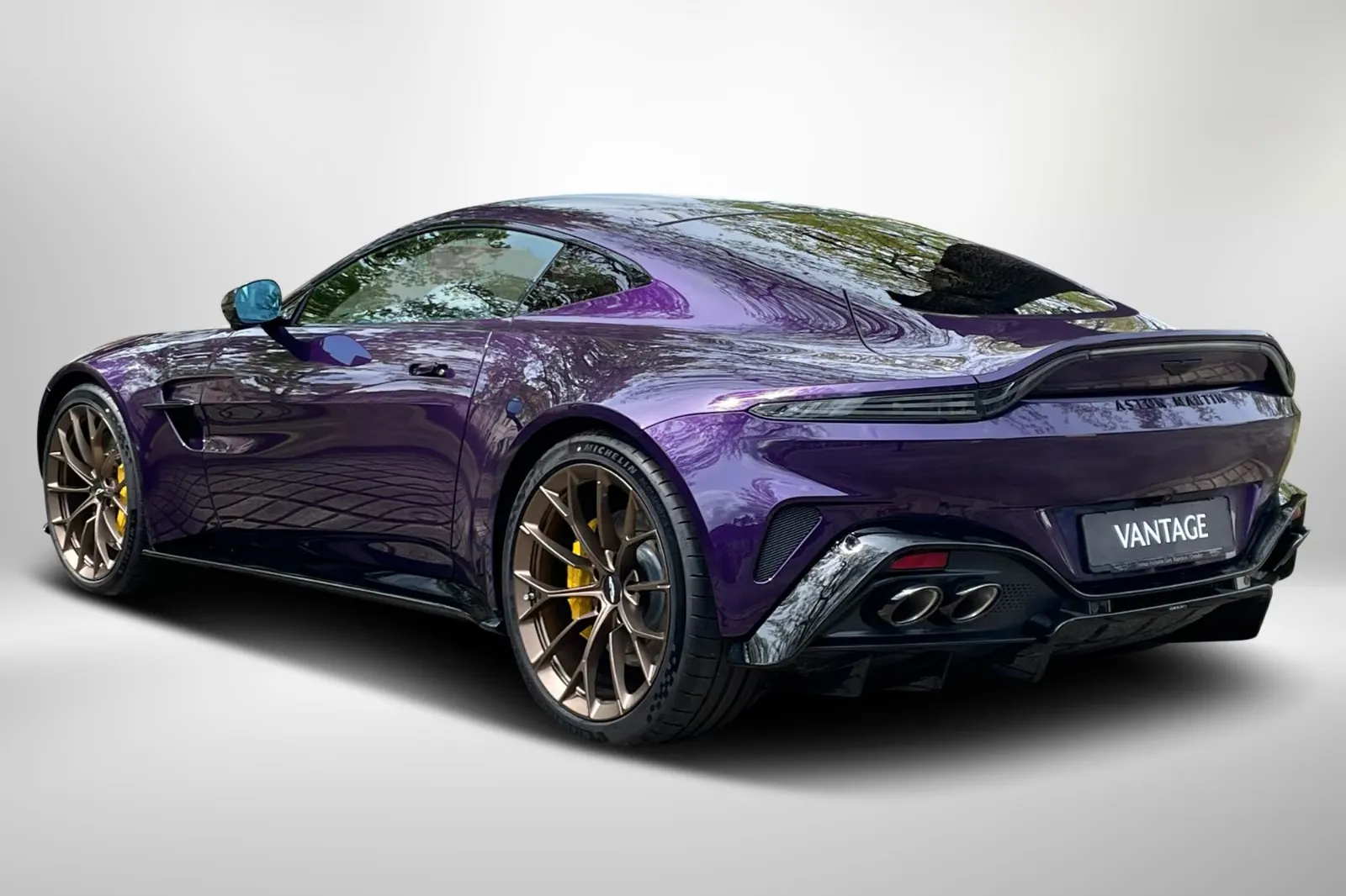 Купить Aston Martin Vantage V8 Coupe 2026 4.0 л 665 л.с Бензин, Фиолетовый, Автомат, Задний привод — авто из Германия, с доставкой по всей России, фото 3