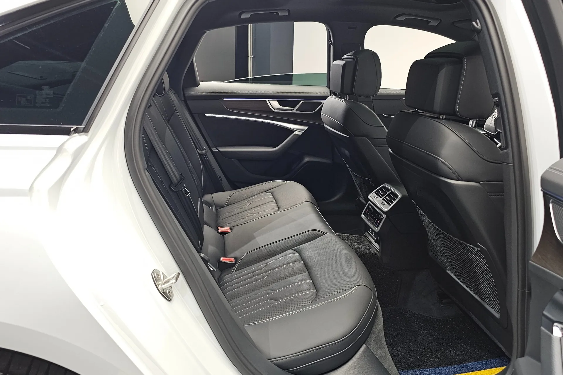 Новый Audi A6 45 TFSI Quattro Premium 2025 2.0 л 265 л.с Бензин в кузове Белый, коробка — Автомат, привод — Полный привод, страна производства — Германия