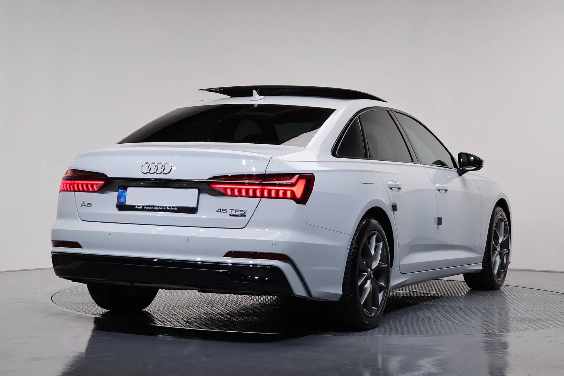 Заказать Audi A6 45 TFSI Quattro Premium 2025 2.0 л 265 л.с Бензин с пробегом 4 583 км, Автомат, Полный привод, цвет Белый, поставка из Германия, доставка по РФ