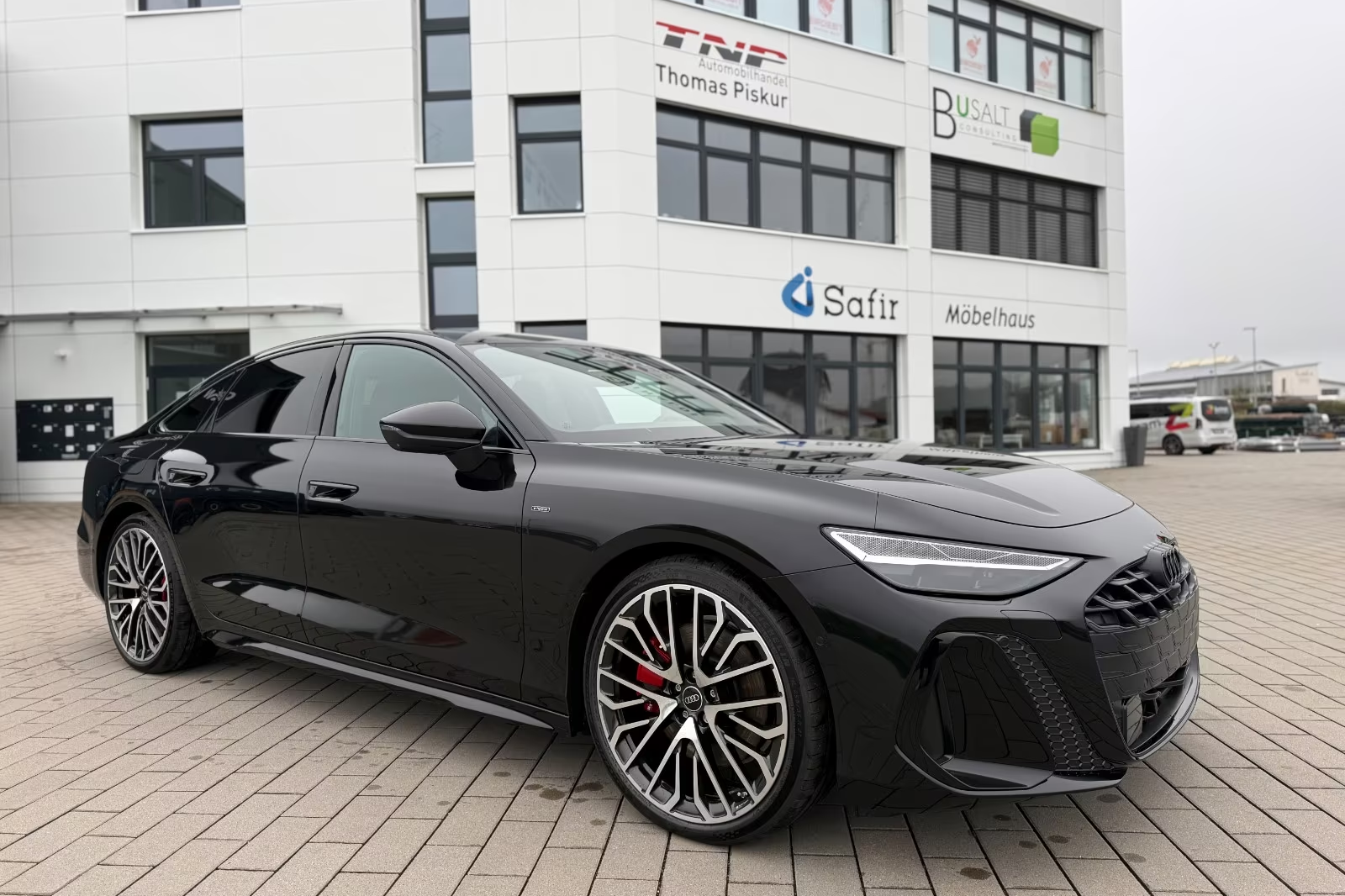 Надёжный Audi A6 e-hybrid S tronic 2026 2.0 л 367 л.с Гибрид с двигателем 2,0 л, Чёрный, пробег 20 км, Автомат, поставка из Германия