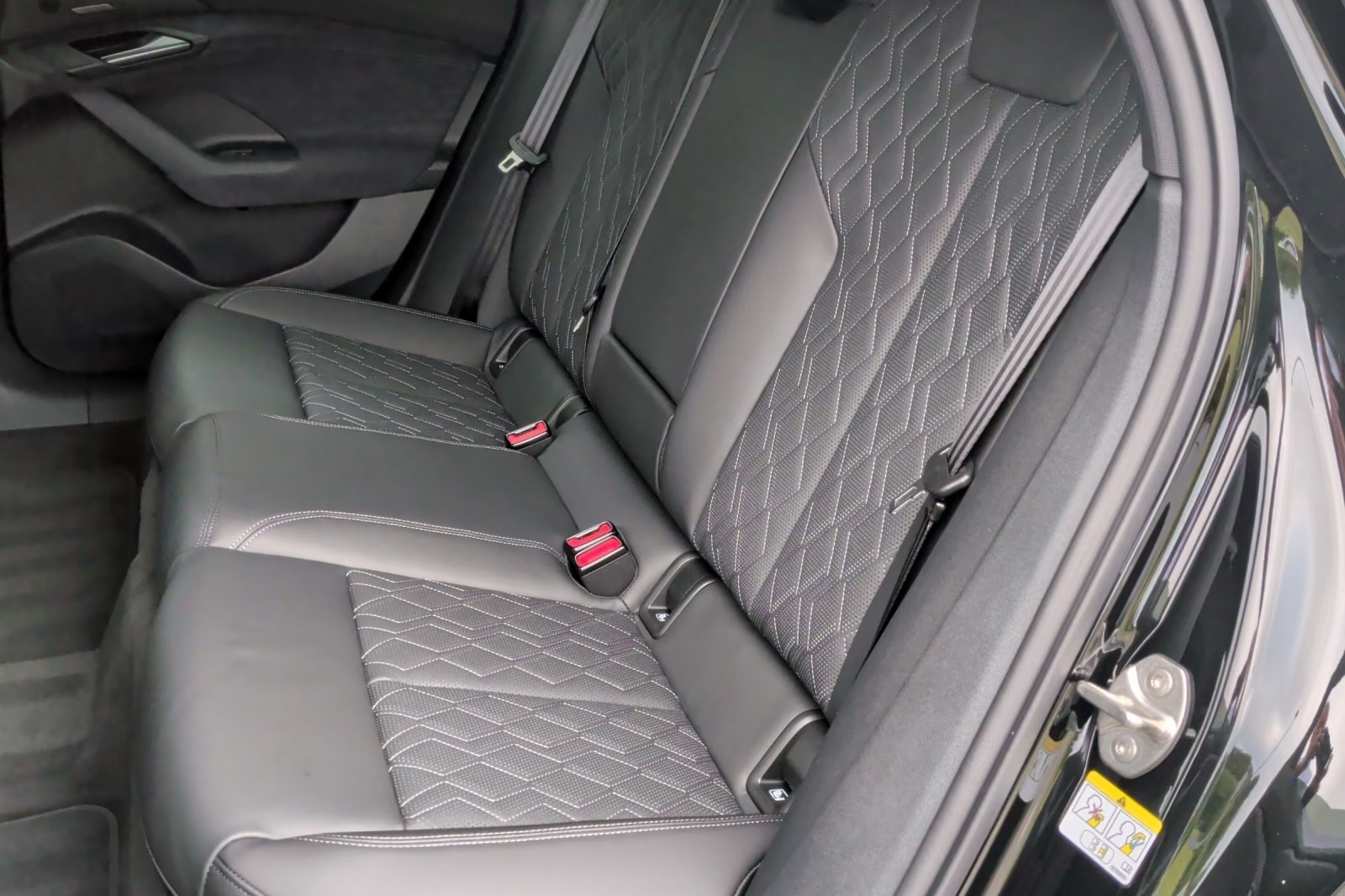 Автомобиль Audi A6 Sportback e-tron performance 270 kW, S line 2026 0.0 л 367 л.с Электричество, Чёрный, пробег 10 км, производство — Германия, доставка по РФ, фото 9