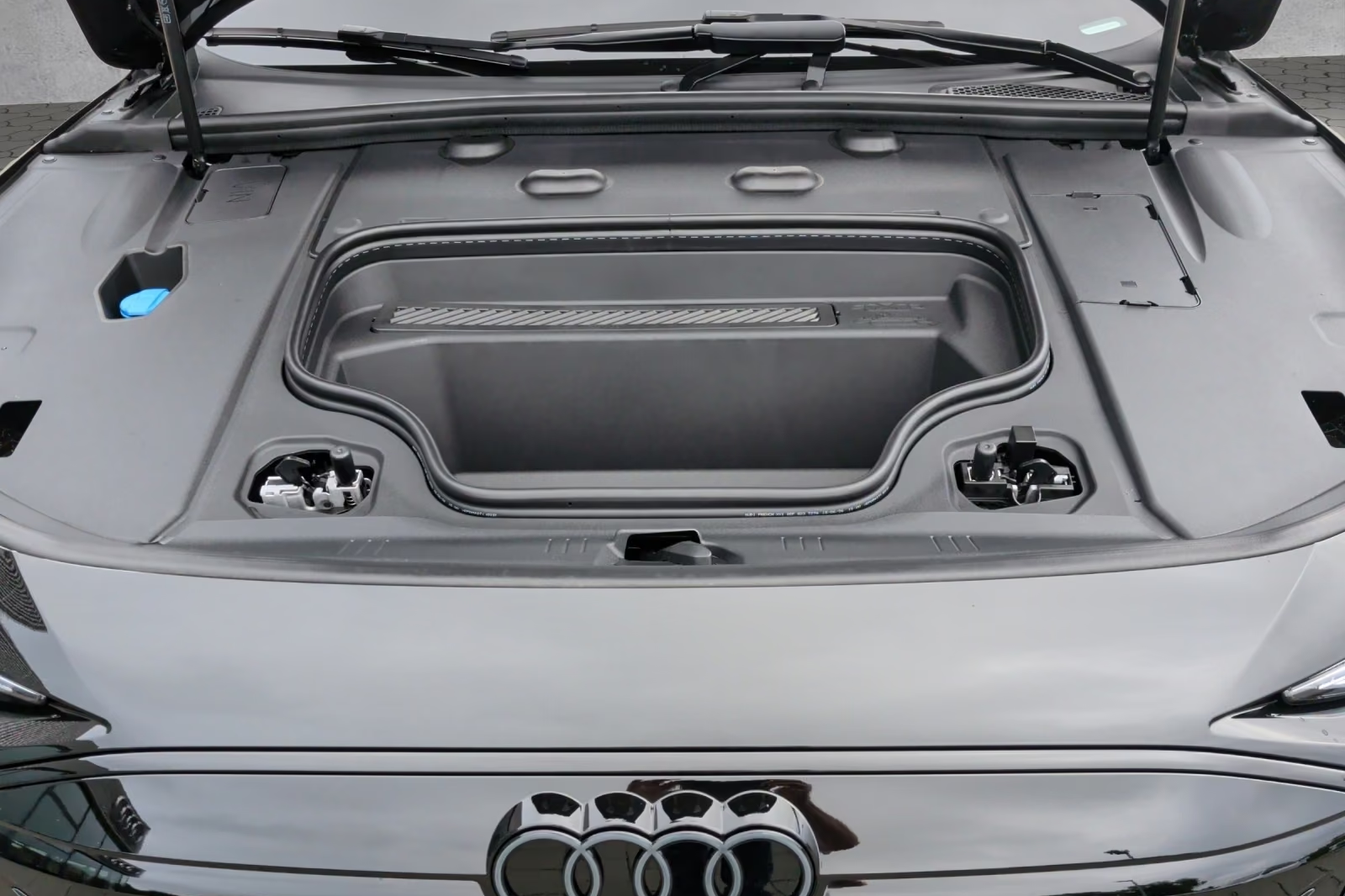 Новый Audi A6 Sportback e-tron performance 270 kW, S line 2026 0.0 л 367 л.с Электричество в кузове Чёрный, коробка — Автомат, привод — Задний привод, страна производства — Германия, фото 12