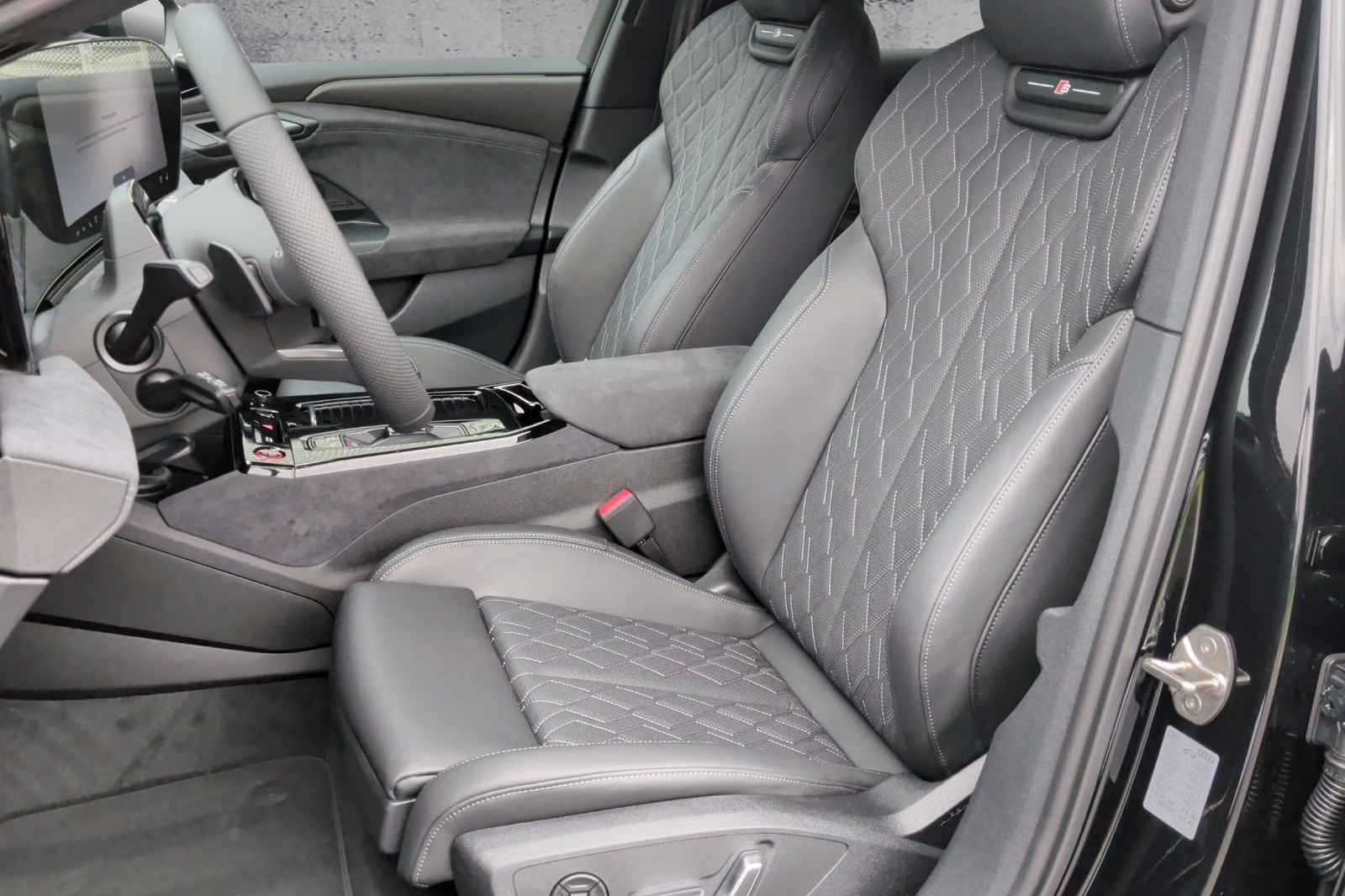 Audi A6 Sportback e-tron performance 270 kW, S line 2026 0.0 л 367 л.с Электричество в продаже: Чёрный, Автомат, Задний привод, страна-производитель — Германия, доставка по РФ, фото 4