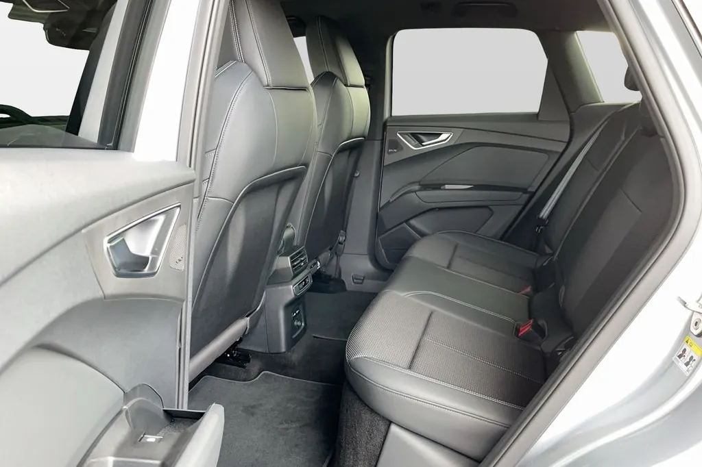 Надёжный Audi Q4 35 e-tron 2025 1.0 л 170 л.с Электричество с двигателем 1,0 л, Серебристый, пробег 8 450 км, Автомат, поставка из Германия