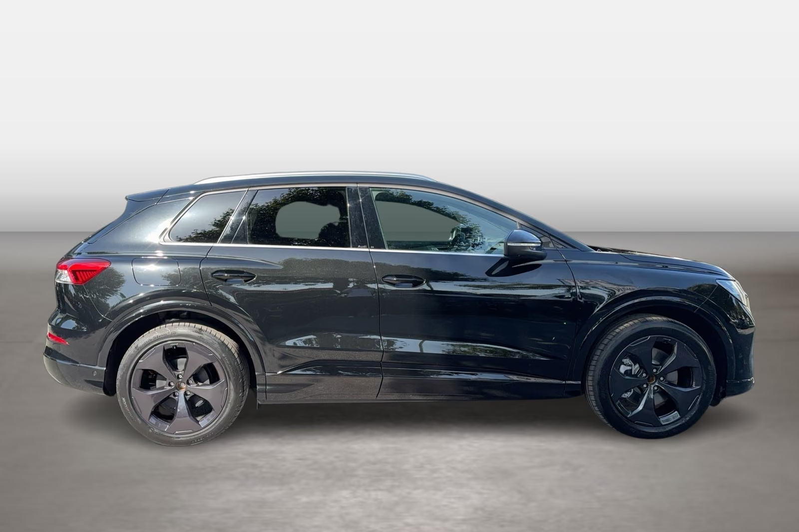 Заказать Audi Q4 e-tron 2026 0.0 л 204 л.с Электричество с пробегом 10 км, Автомат, Задний привод, цвет Чёрный, поставка из Германия, доставка по РФ, фото 2