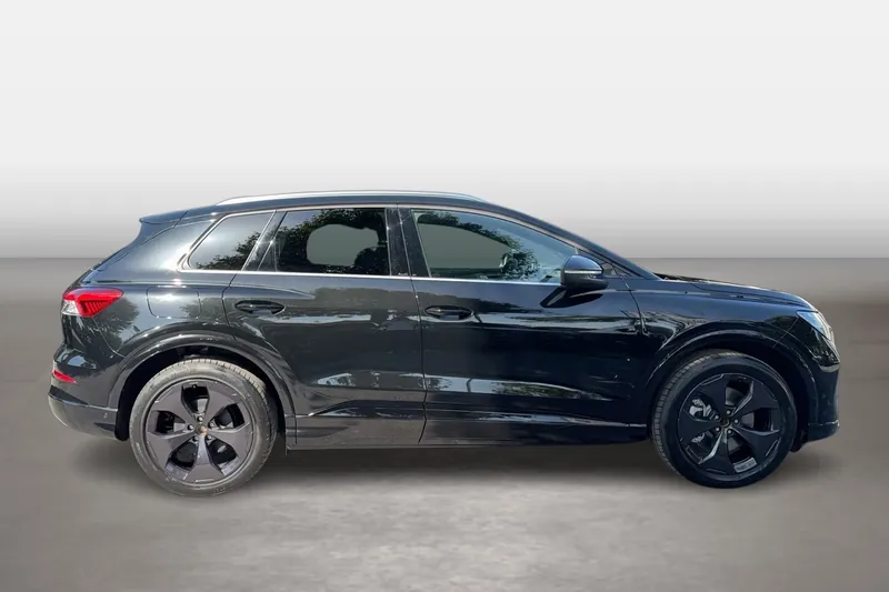 Заказать Audi Q4 e-tron 2026 0.0 л 204 л.с Электричество с пробегом 10 км, Автомат, Задний привод, цвет Чёрный, поставка из Германия, доставка по РФ Q4 e-tron - фото 3