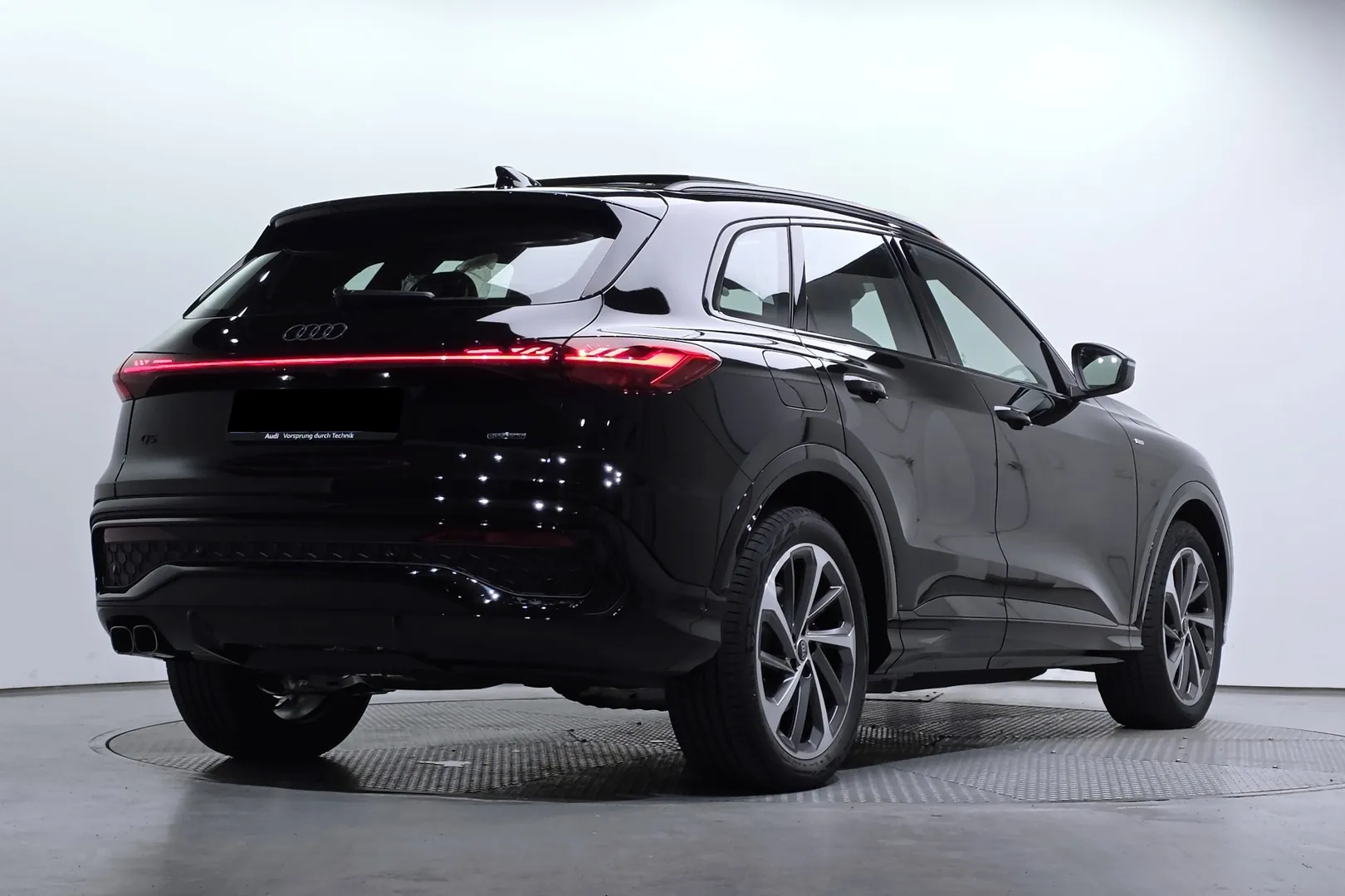 Заказать Audi Q5 40 TDI Quattro S Line Black Edition 2026 2.0 л 204 л.с Дизель с пробегом 32 км, Автомат, Полный привод, цвет Чёрный, поставка из Германия, доставка по РФ