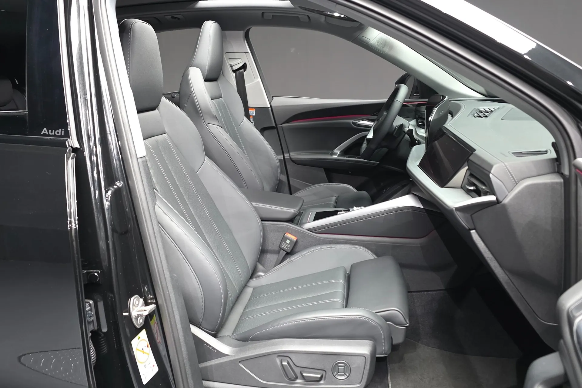 Надёжный Audi Q5 45 TFSI Quattro S Line Sportback 2025 2.0 л 249 л.с Бензин с двигателем 2,0 л, Чёрный, пробег 1 539 км, Автомат, поставка из Германия