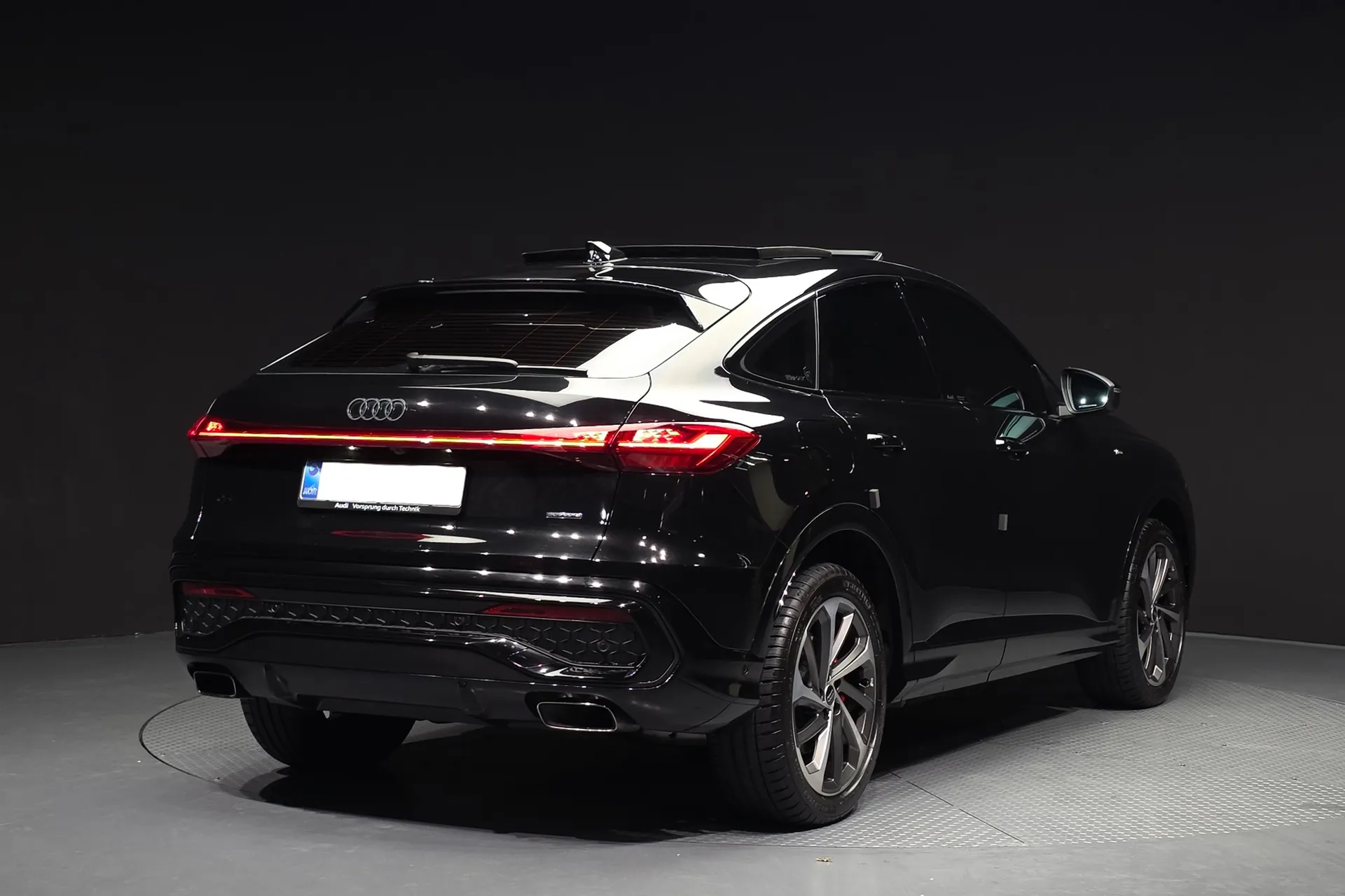 Заказать Audi Q5 45 TFSI Quattro S Line Sportback 2025 2.0 л 249 л.с Бензин с пробегом 1 539 км, Автомат, Полный привод, цвет Чёрный, поставка из Германия, доставка по РФ