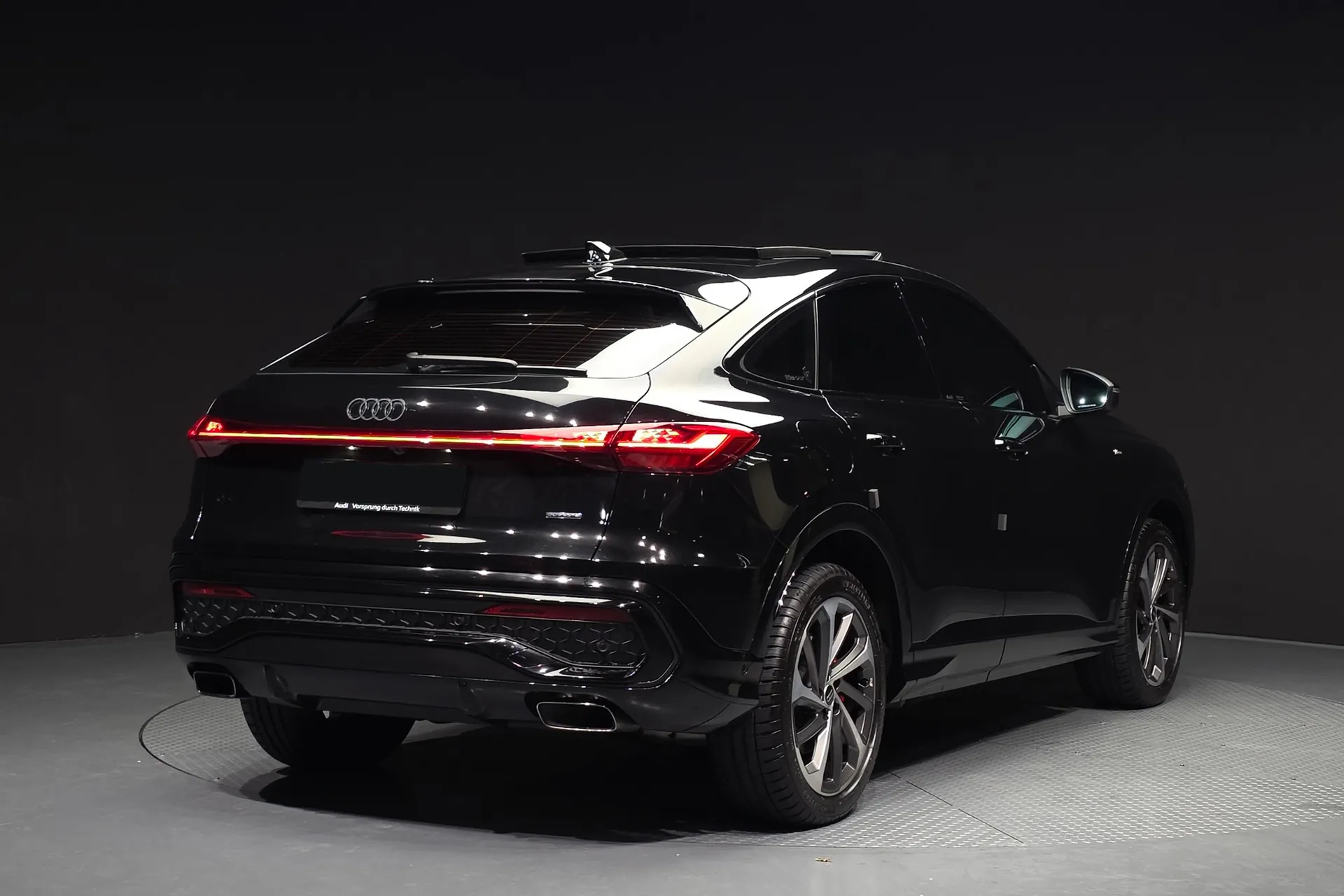 Заказать Audi Q5 45 TFSI Quattro S Line Sportback 2025 2.0 л 249 л.с Бензин с пробегом 1 539 км, Автомат, Полный привод, цвет Чёрный, поставка из Германия, доставка по РФ