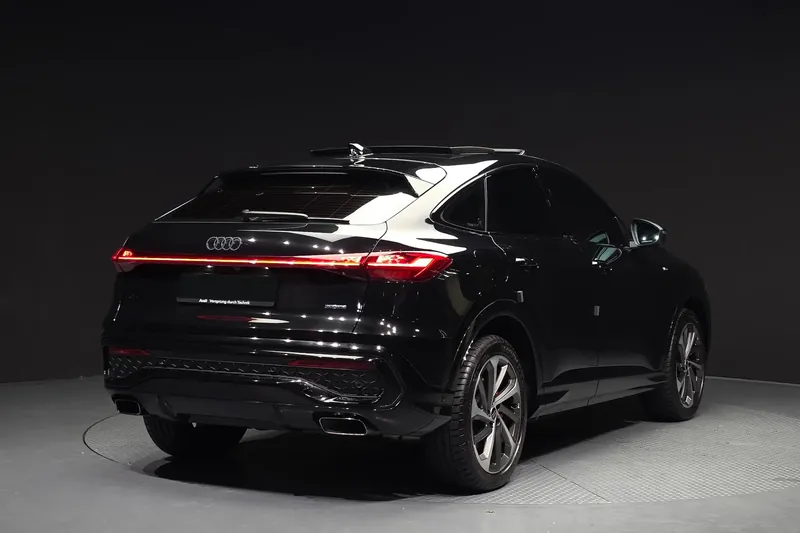 Заказать Audi Q5 45 TFSI Quattro S Line Sportback 2025 2.0 л 249 л.с Бензин с пробегом 1 539 км, Автомат, Полный привод, цвет Чёрный, поставка из Германия, доставка по РФ Q5 45 TFSI Quattro S Line Sportback - фото 3