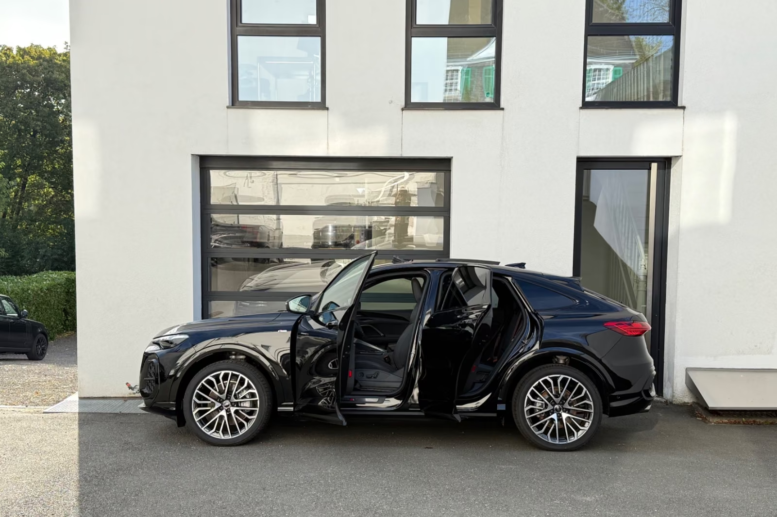 Заказать Audi Q5 TDI Sportback S line quattro 2026 2.0 л 204 л.с Дизель с пробегом 53 км, Автомат, Полный привод, цвет Чёрный, поставка из Германия, доставка по РФ Q5 TDI Sportback S line quattro - фото 3