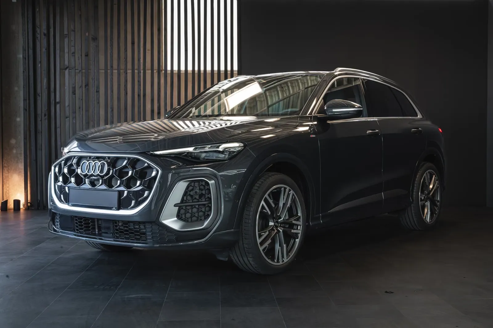Audi Q5 40 TDI quattro S line 2026, серый