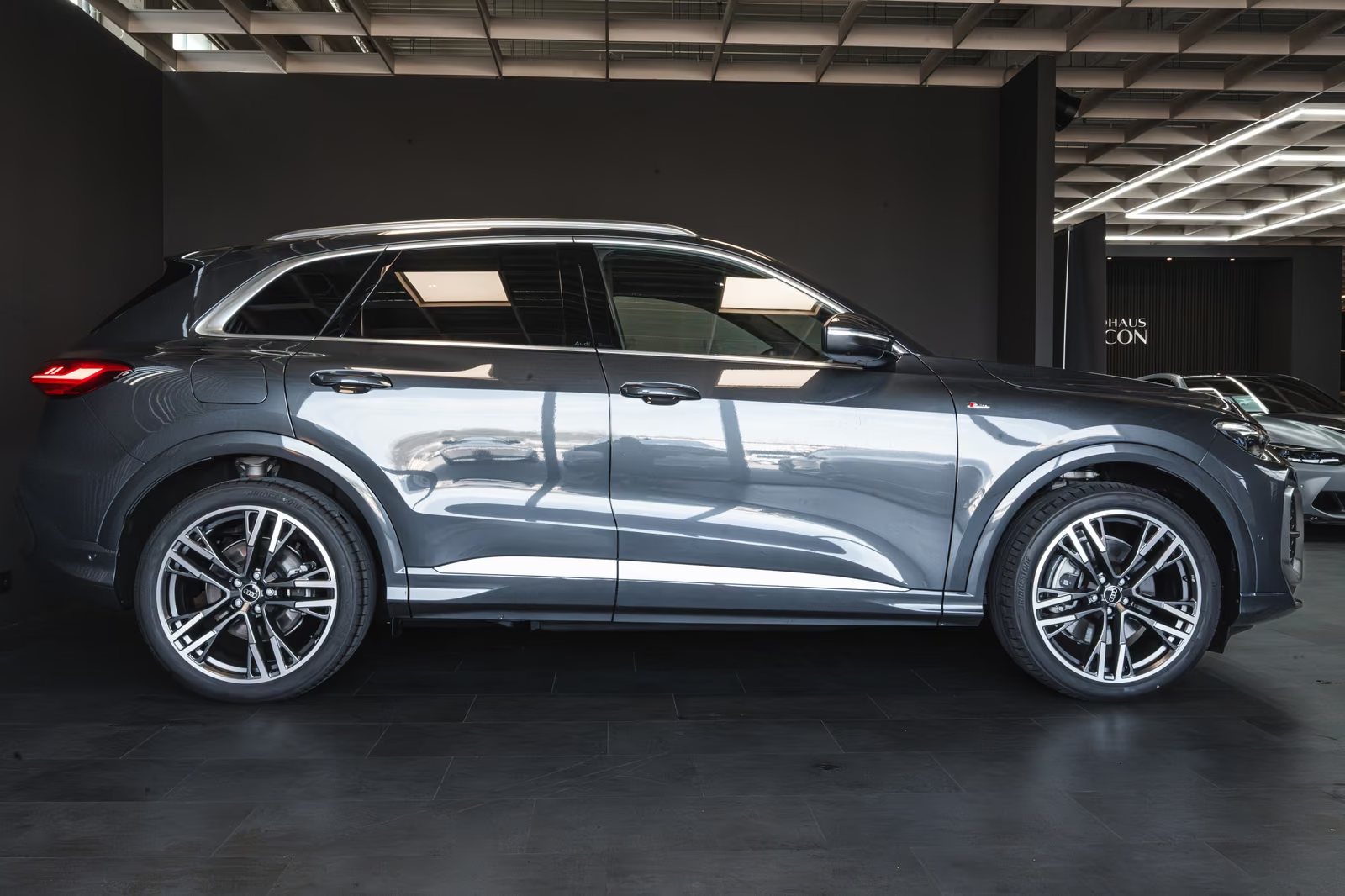 Купить Audi Q5 40 TDI quattro S line 2026 2.0 л 204 л.с Дизель, Серый, Автомат, Полный привод — авто из Германия, с доставкой по всей России, фото 3