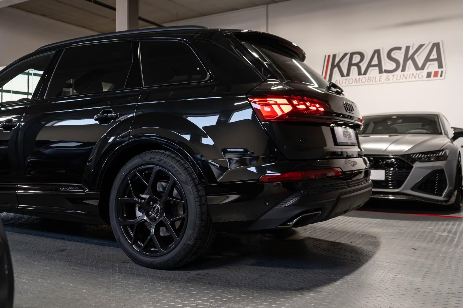 Автомобиль Audi Q7 50 TDI quattro S-Line 2026 3.0 л 286 л.с Дизель, Чёрный, пробег 120 км, производство — Германия, доставка по РФ, фото 9