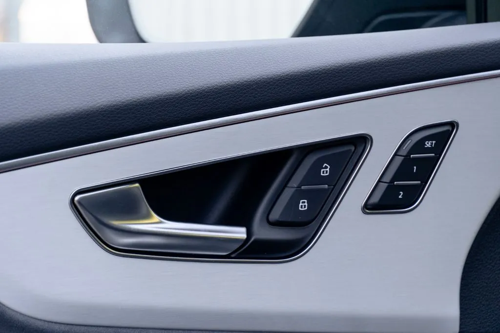 Автомобиль Audi Q8 50 TDI 2025 3.0 л 286 л.с Дизель, Белый, пробег 9 900 км, производство — Германия, доставка по РФ