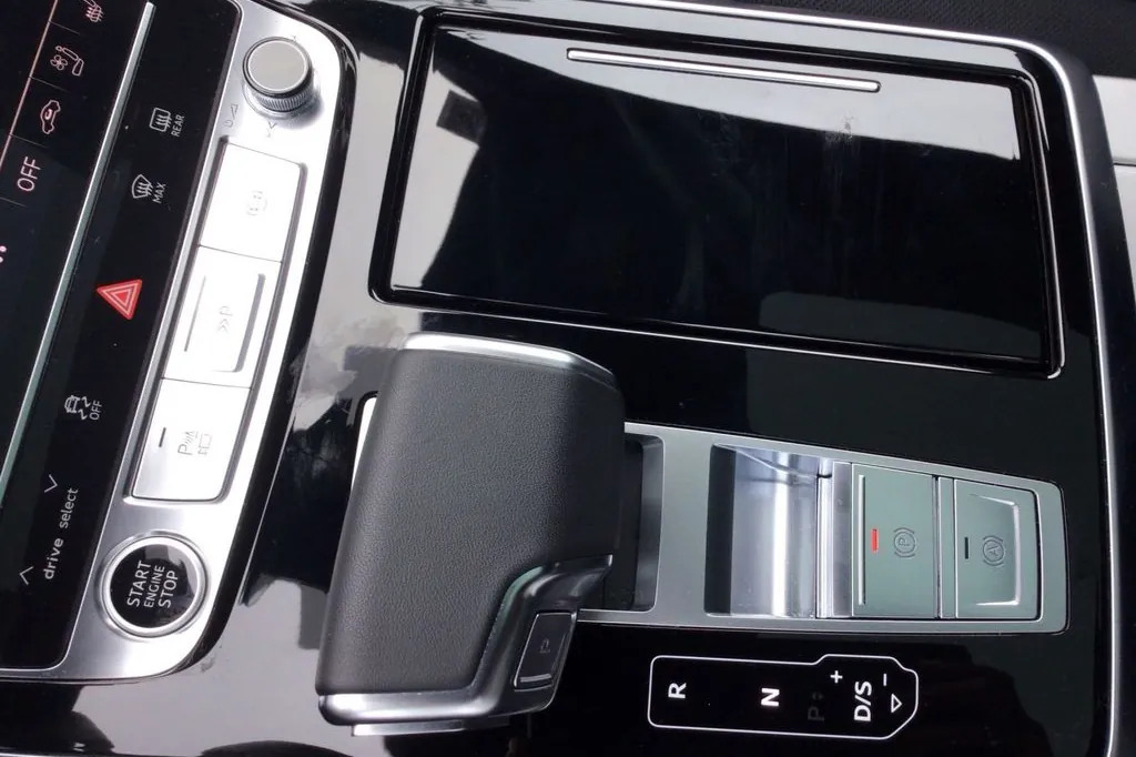 Автомобиль Audi Q8 50 TDI 2025 3.0 л 286 л.с Дизель, Красный, пробег 27 503 км, производство — Германия, доставка по РФ