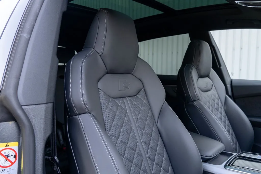 Купить Audi Q8 50 TDI 2025 3.0 л 286 л.с Дизель с доставкой: пробег 9 900 км, Белый, Автомат, Полный привод, поставка из Германия