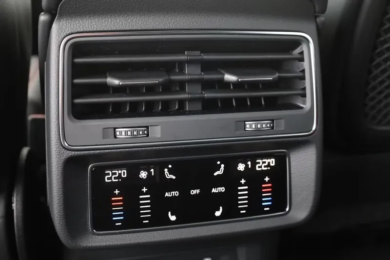 Audi Q8 50 TDI quattro 2026, чёрный, фото 28