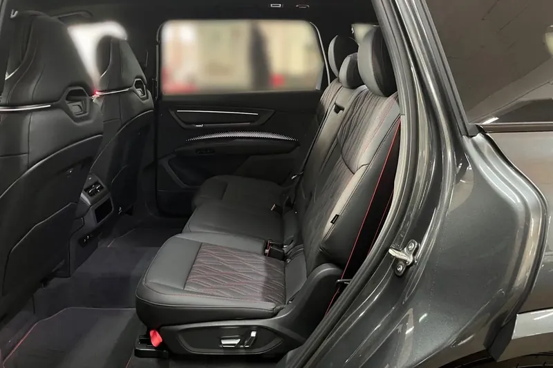 Автомобиль Audi Q9 S line, TDI quattro 2026 3.0 л 299 л.с Дизель, Серый, пробег 10 км, производство — Германия, доставка по РФ, фото 9