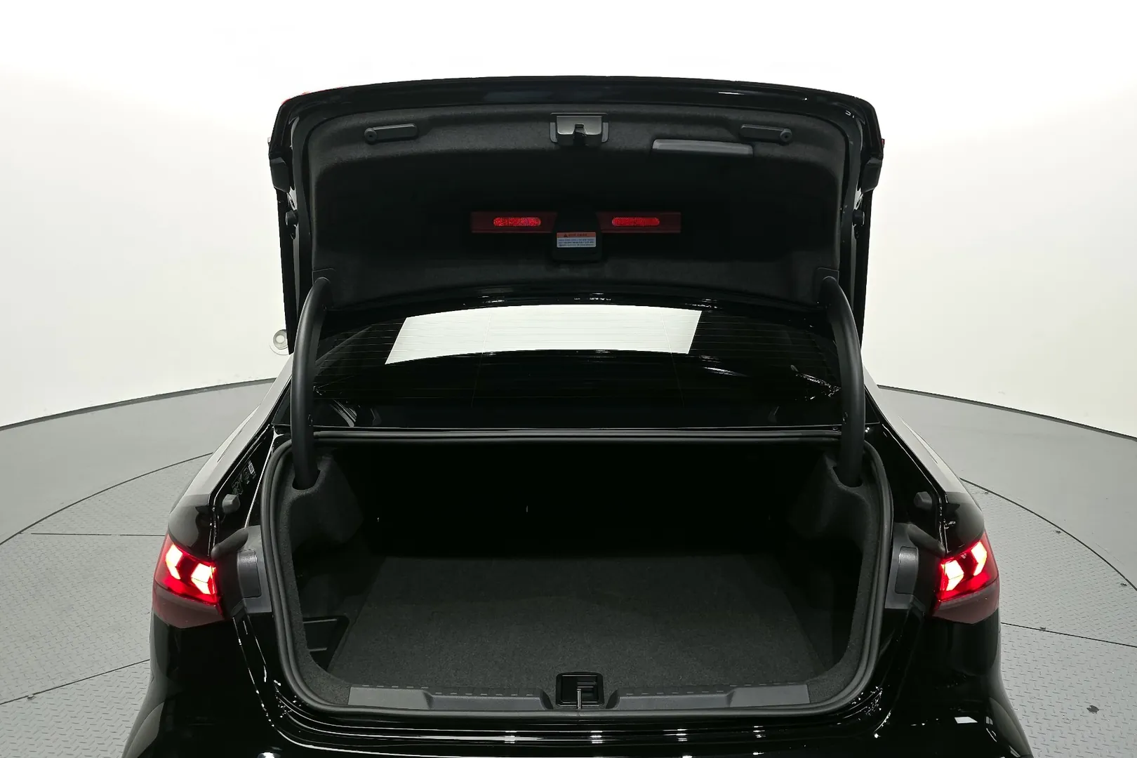 Доступен к заказу Audi RS3 TFSI Quattro Carbon Edition 2025 2.5 л 400 л.с Бензин: Чёрный, коробка Автомат, привод Полный привод, осмотр и тест-драйв в Москве