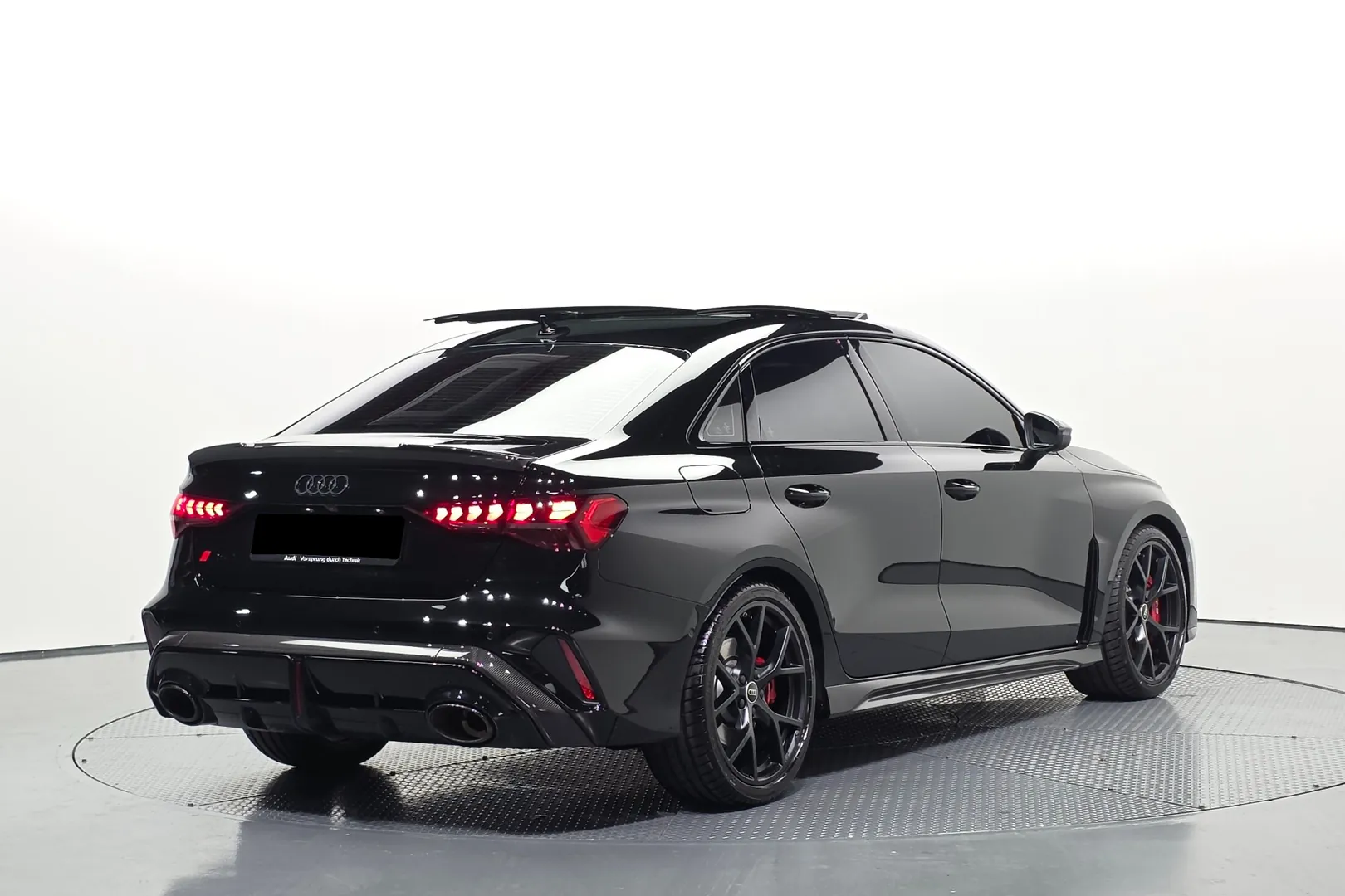 Заказать Audi RS3 TFSI Quattro Carbon Edition 2025 2.5 л 400 л.с Бензин с пробегом 4 725 км, Автомат, Полный привод, цвет Чёрный, поставка из Германия, доставка по РФ