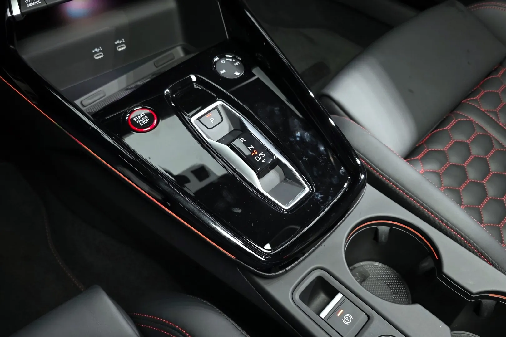 Заказать Audi RS3 TFSI Quattro Carbon Edition 2025 2.5 л 400 л.с Бензин, Чёрный, Полный привод, Автомат — поставка из Германия, доставка по России и СНГ