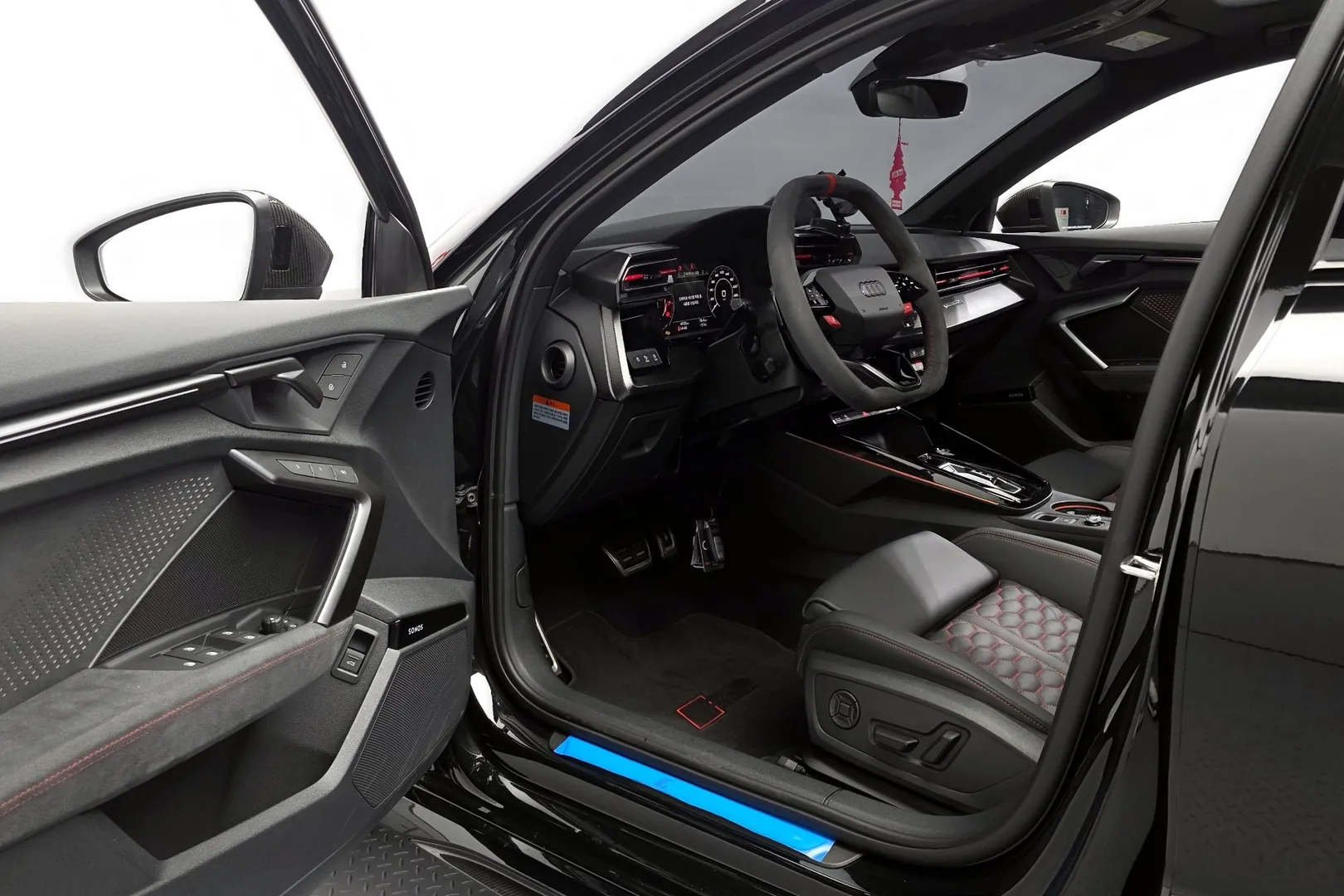 Выбор покупателей — Audi RS3 TFSI Quattro Carbon Edition 2025 2.5 л 400 л.с Бензин, пробег 4 725 км, Чёрный, привезён из Германия, доставка по РФ