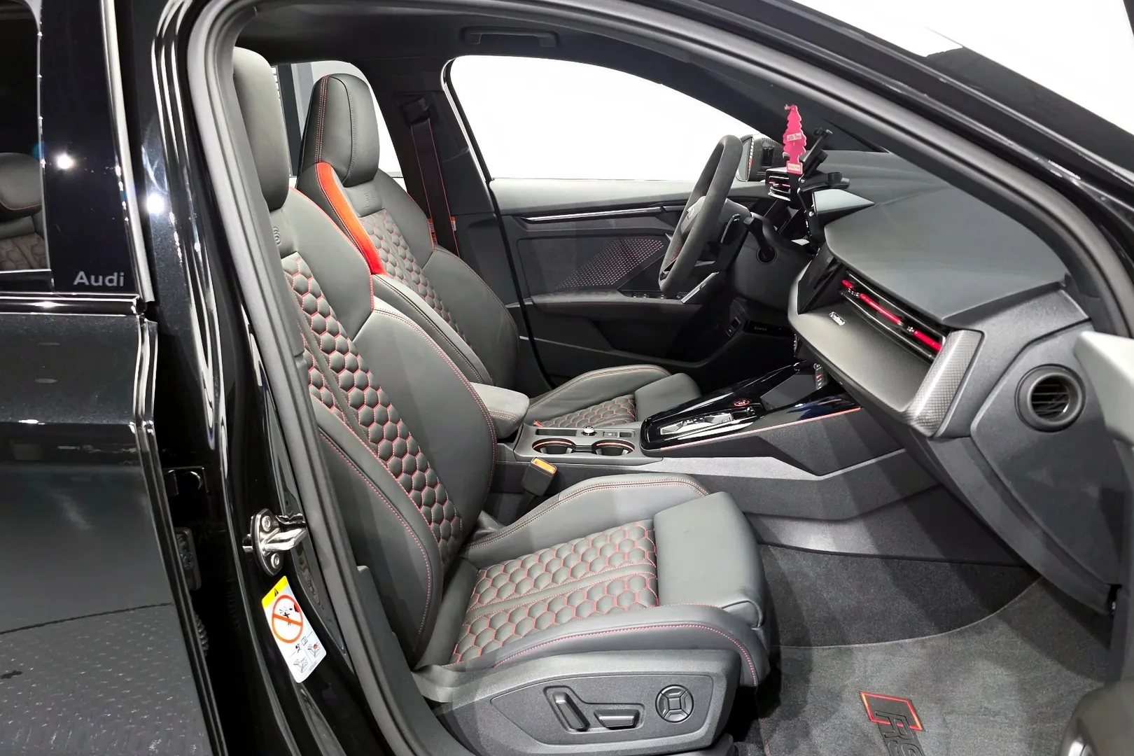 Audi RS3 TFSI Quattro Carbon Edition 2025 2.5 л 400 л.с Бензин, коробка Автомат, привод Полный привод, автомобиль из Германия, доставка по России