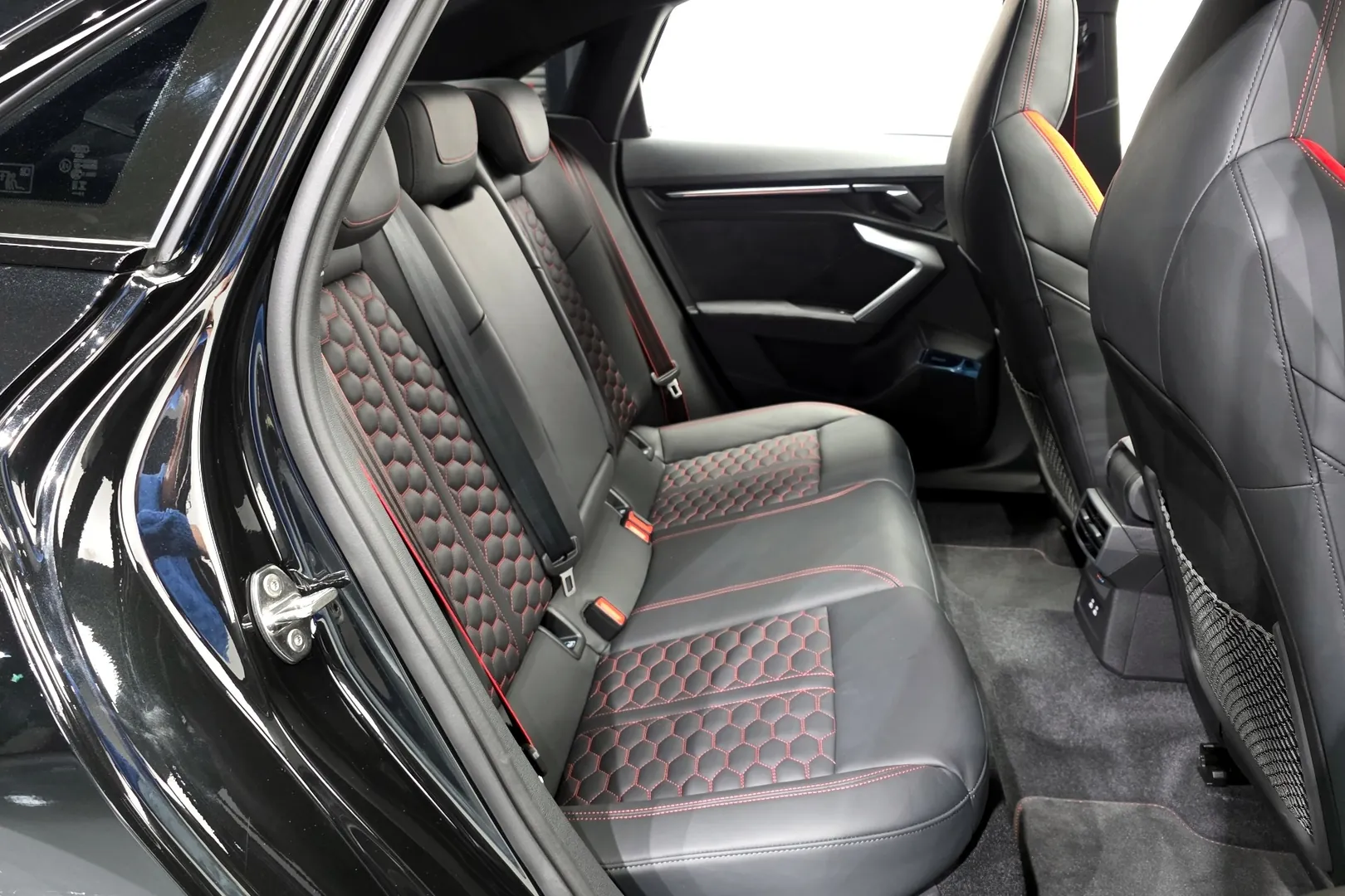 Надёжный Audi RS3 TFSI Quattro Carbon Edition 2025 2.5 л 400 л.с Бензин с двигателем 2,5 л, Чёрный, пробег 4 725 км, Автомат, поставка из Германия