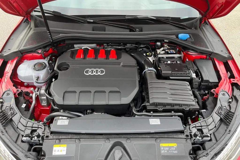 Купить Audi S3 Sportback 2.0 TFSI 2025 2.0 л 328 л.с Бензин с минимальным пробегом 2 600 км, Красный, доставим из Германия в любой город РФ