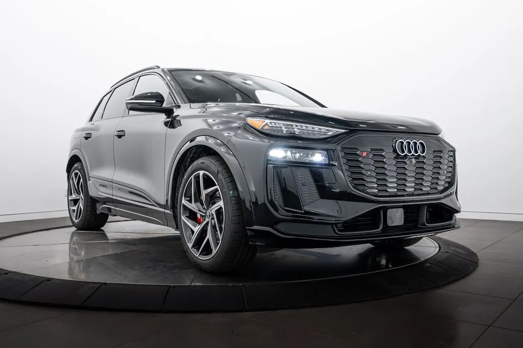 Заказать Audi SQ6 e-tron quattro Premium Plus 2027 0.0 л 517 л.с Электричество с пробегом 16 км, Автомат, Полный привод, цвет Чёрный, поставка из США, доставка по РФ SQ6 e-tron quattro Premium Plus - фото 3