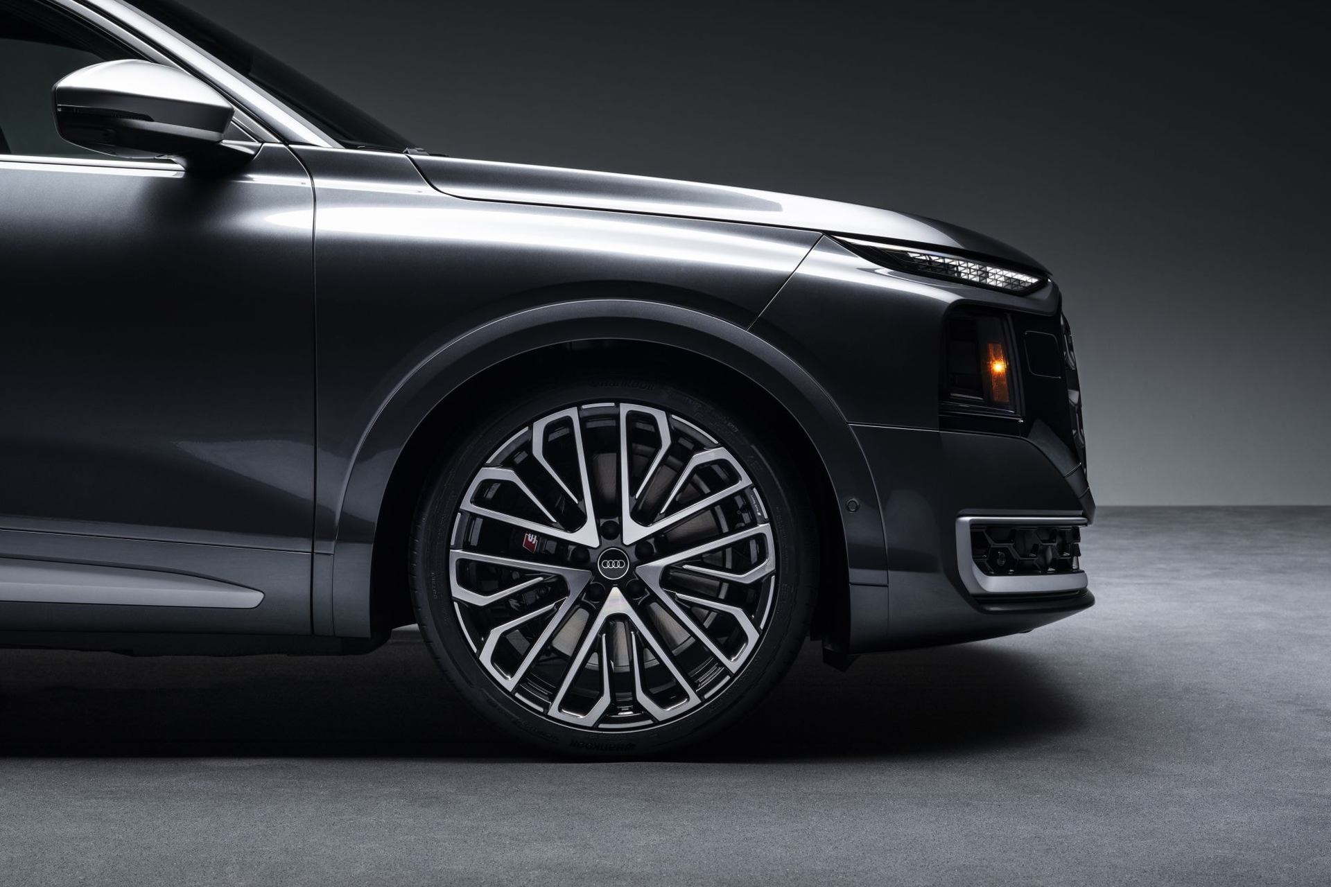Audi SQ9 4.0 TFSI quattro 2027 4.0 л 599 л.с Бензин, новый авто, Полный привод, Автомат, цвет Серый, страна-производитель — США SQ9 4.0 TFSI quattro - фото 2