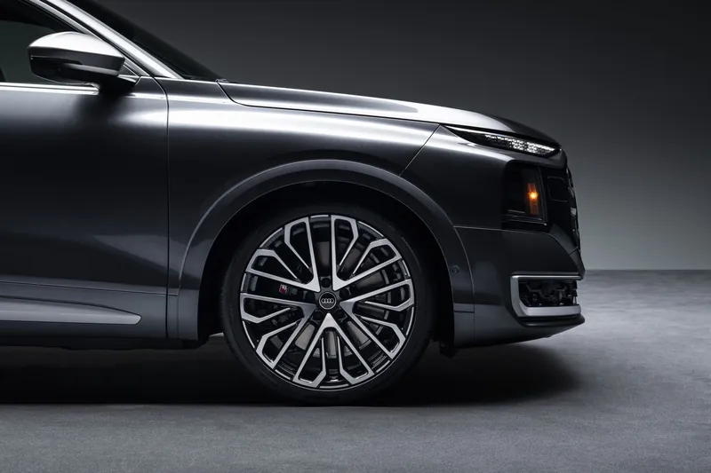 Audi SQ9 4.0 TFSI quattro 2027 4.0 л 599 л.с Бензин, новый авто, Полный привод, Автомат, цвет Серый, страна-производитель — США SQ9 4.0 TFSI quattro - фото 2