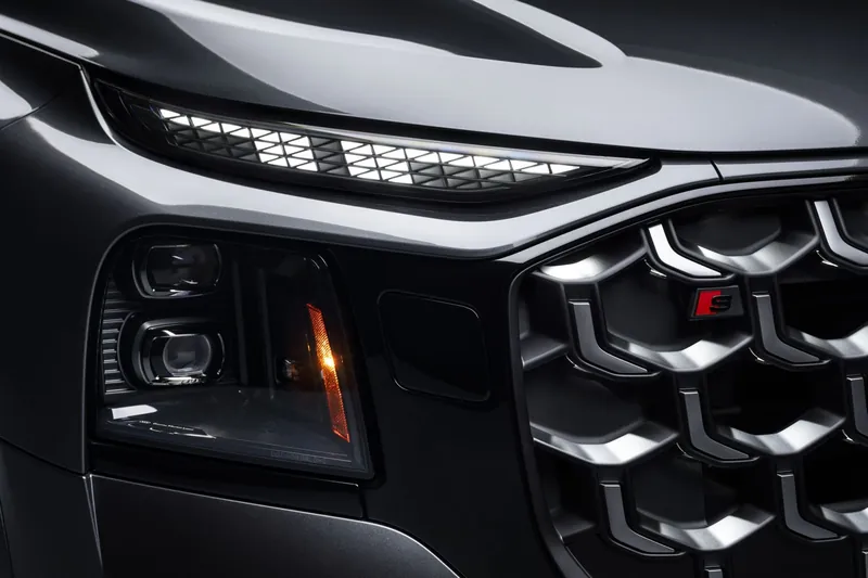 Заказать Audi SQ9 4.0 TFSI quattro 2027 4.0 л 599 л.с Бензин с пробегом 10 км, Автомат, Полный привод, цвет Серый, поставка из США, доставка по РФ SQ9 4.0 TFSI quattro - фото 3
