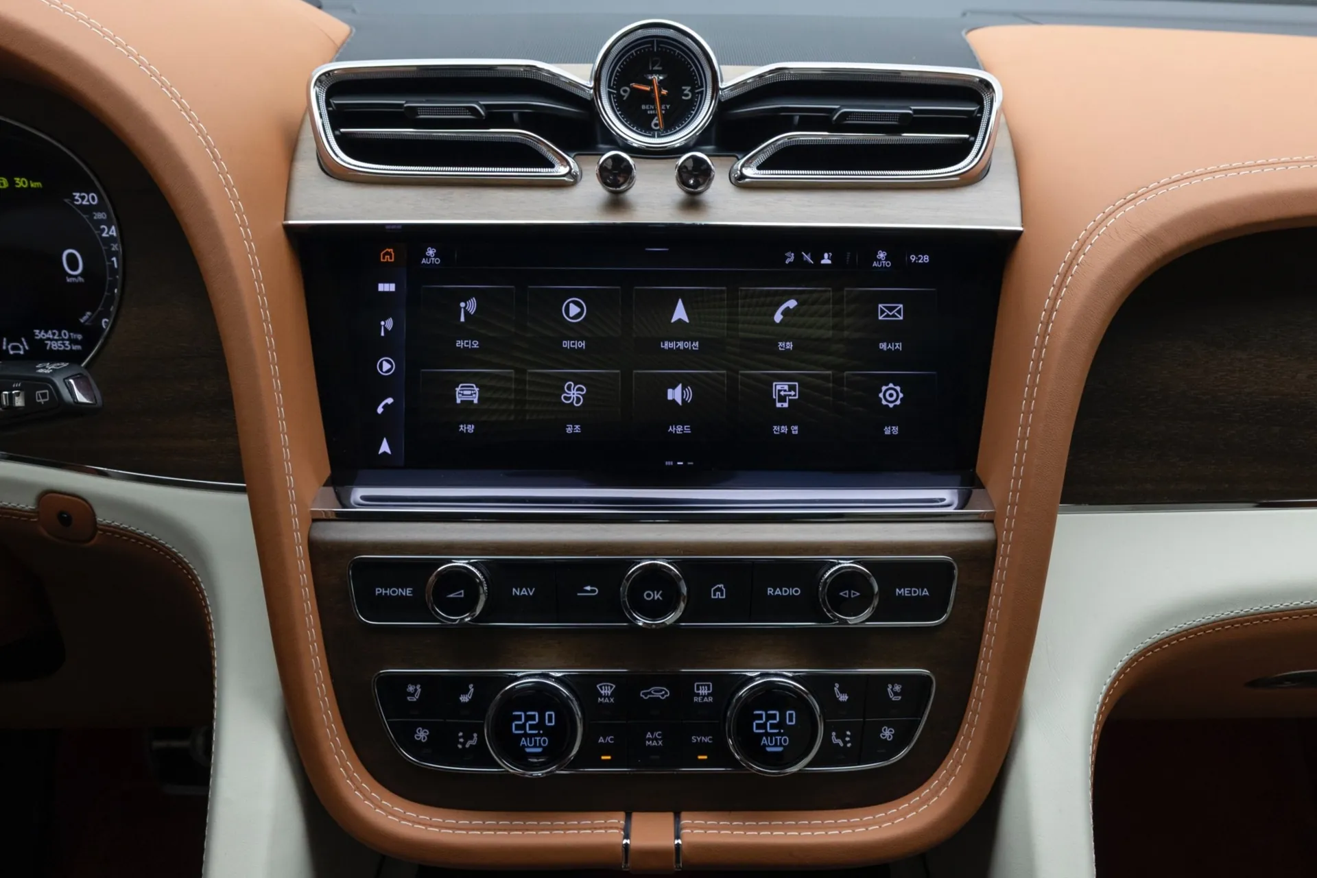 Надёжный Bentley Bentayga 4.0 V8 EWB Azure 2024 4.0 л 550 л.с Бензин с двигателем 4,0 л, Белый, пробег 7 850 км, Автомат, поставка из Великобритания