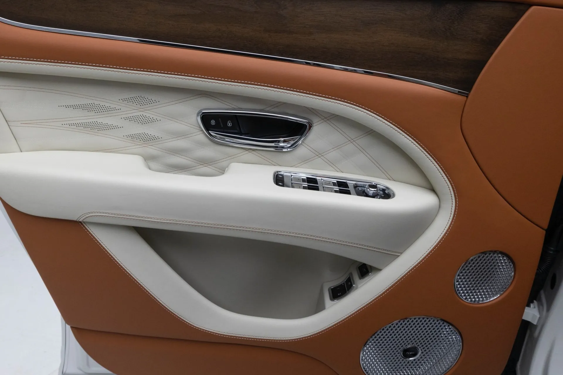 Официальная поставка Bentley Bentayga 4.0 V8 EWB Azure 2024 4.0 л 550 л.с Бензин, Белый, Автомат, Полный привод, привезён из Великобритания